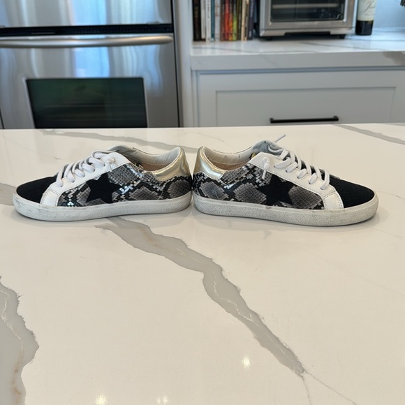 Vintage Havana Women's White and Black Trainers
Size US 7.5 - Picture 3 of 9